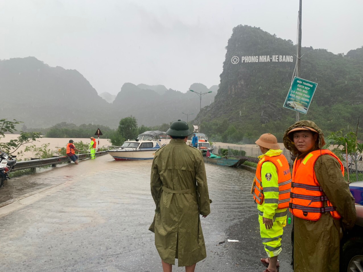 Mưa lũ miền Trung: Nhiều điểm Quốc lộ 1A ngập sâu, giao thông tắc nghẽn