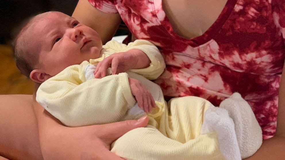 Hòn đảo chào đón em bé đầu tiên được sinh ra sau 93 năm
