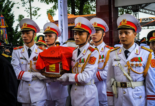 X&uacute;c động lễ tang liệt sĩ, Thiếu tướng Nguyễn Hữu H&ugrave;ng tại qu&ecirc; nh&agrave; - Ảnh 1.