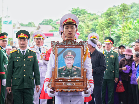 X&uacute;c động lễ tang liệt sĩ, Thiếu tướng Nguyễn Hữu H&ugrave;ng tại qu&ecirc; nh&agrave; - Ảnh 4.