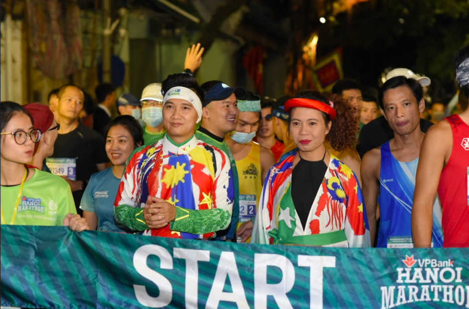Nh&agrave; văn Trang Hạ v&agrave; MC Huy Ho&agrave;ng mặc &aacute;o d&agrave;i chạy marathon - Ảnh 2.