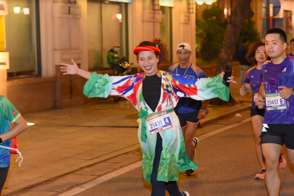 Nhà văn Trang Hạ và MC Huy Hoàng mặc áo dài chạy marathon