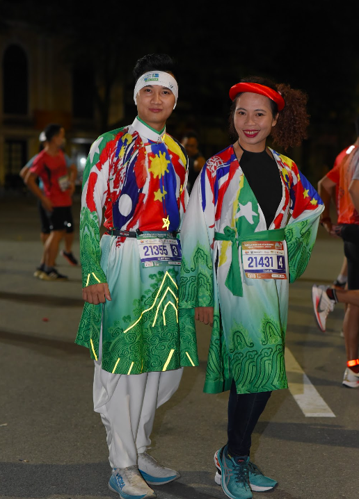 Nh&agrave; văn Trang Hạ v&agrave; MC Huy Ho&agrave;ng mặc &aacute;o d&agrave;i chạy marathon - Ảnh 1.