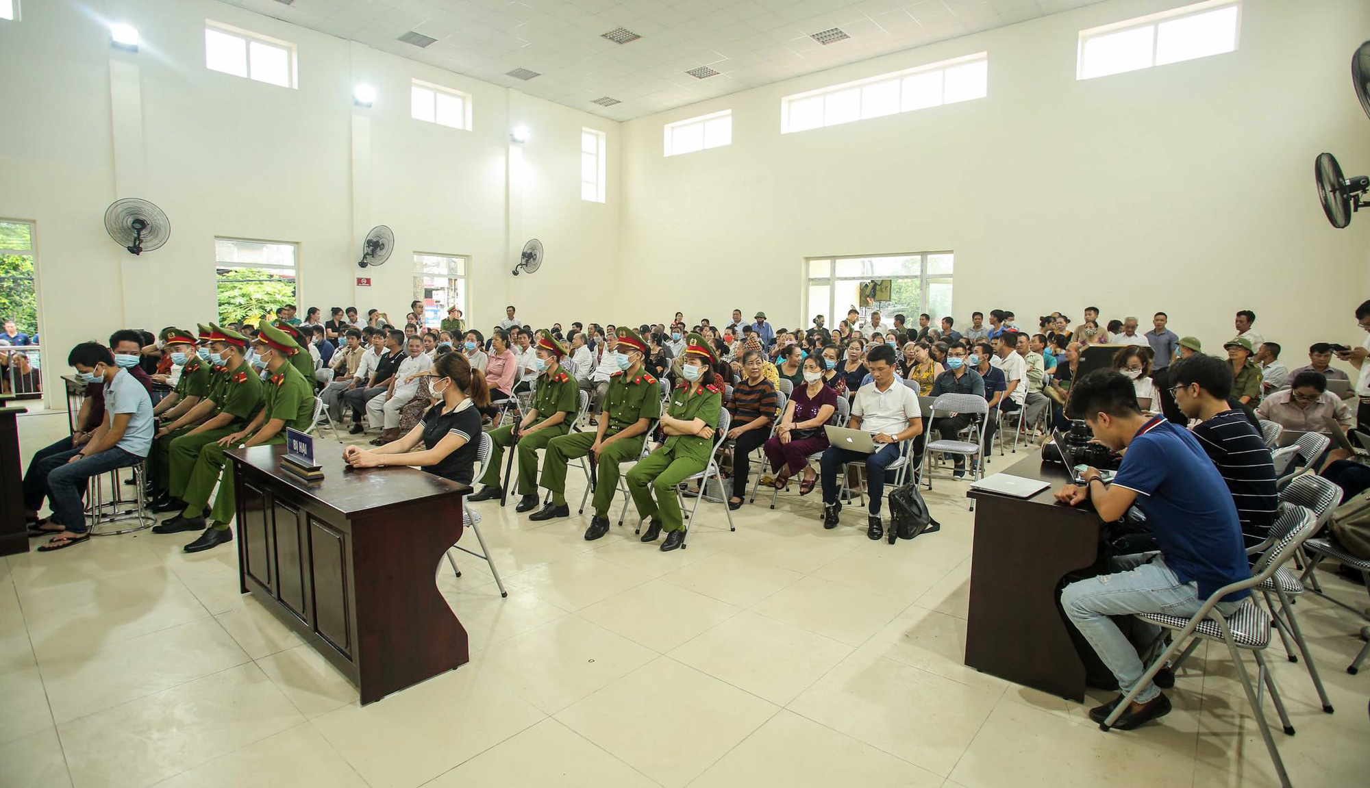 H&agrave;ng trăm người theo d&otilde;i phi&ecirc;n t&ograve;a chủ qu&aacute;n nướng bắt kh&aacute;ch quỳ xin lỗi - Ảnh 2.