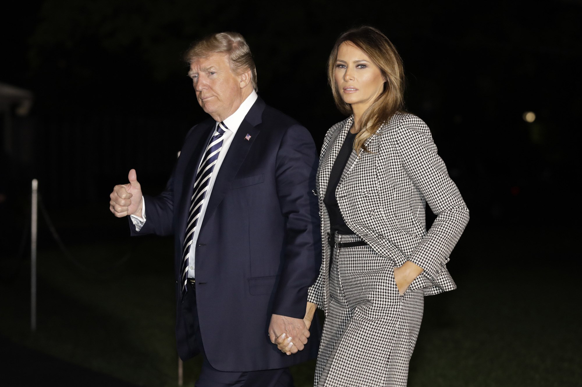 N&Oacute;NG: Tổng thống Donald Trump v&agrave; vợ mắc Covid-19 - Ảnh 1.