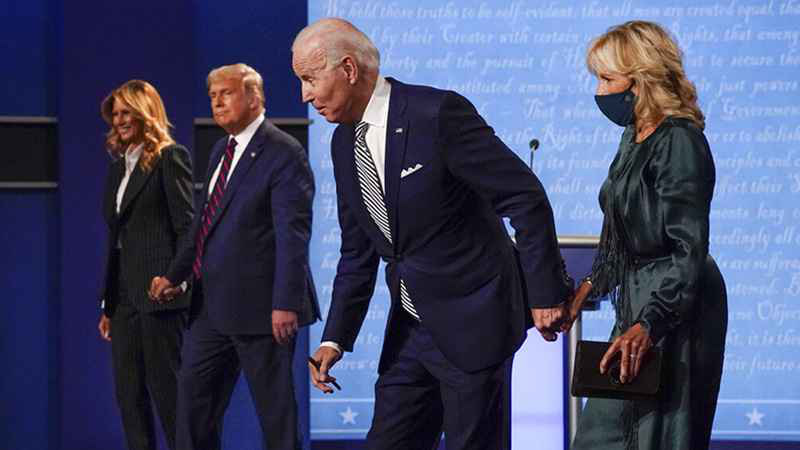 M&aacute;y bay &ldquo;ng&agrave;y tận thế&rdquo; xuất hiện v&agrave;o ng&agrave;y Tổng thống Trump mắc Covid-19 - Ảnh 2.