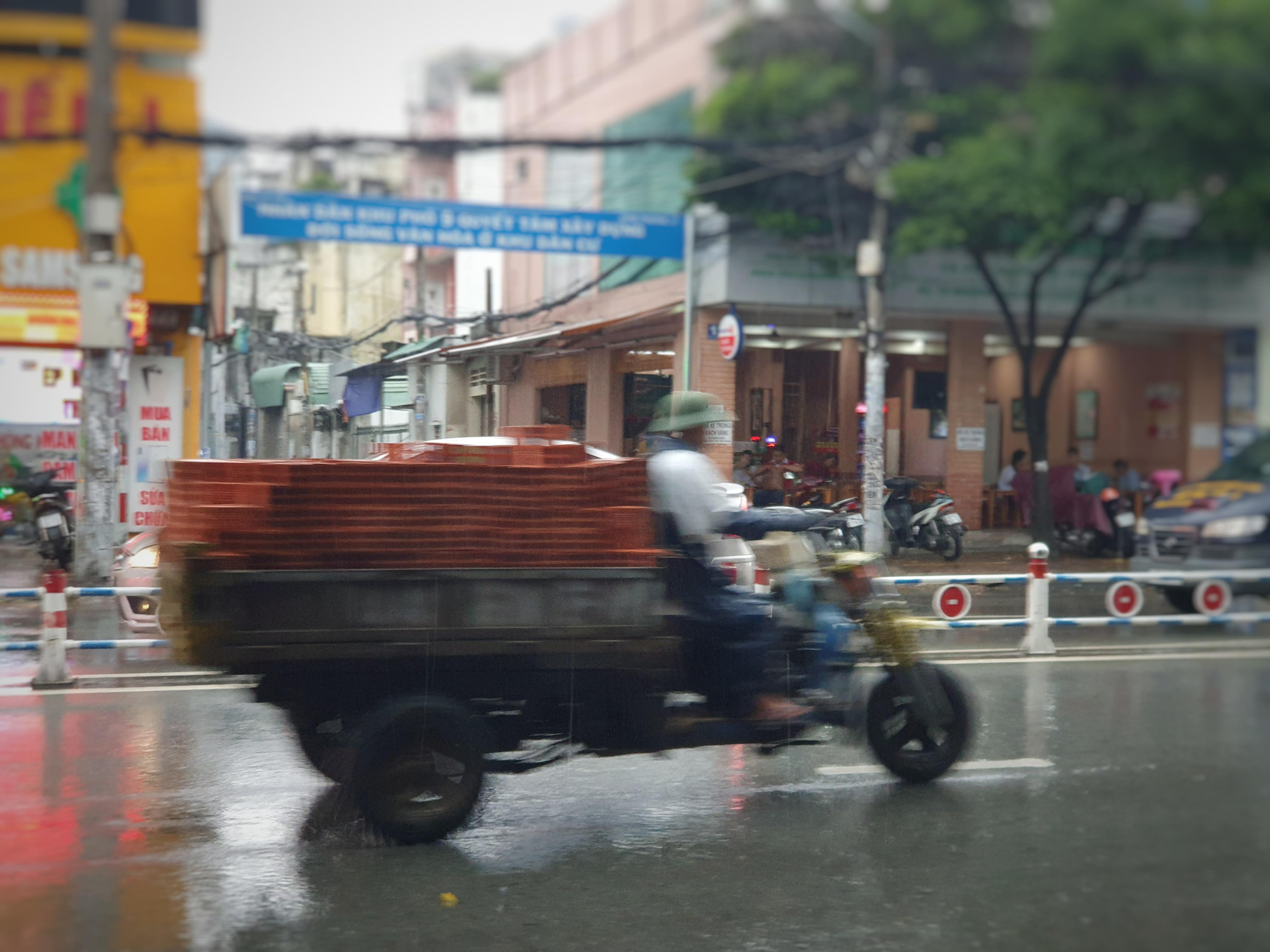 Khiếp đảm với xe chở hàng cồng kềnh trên phố