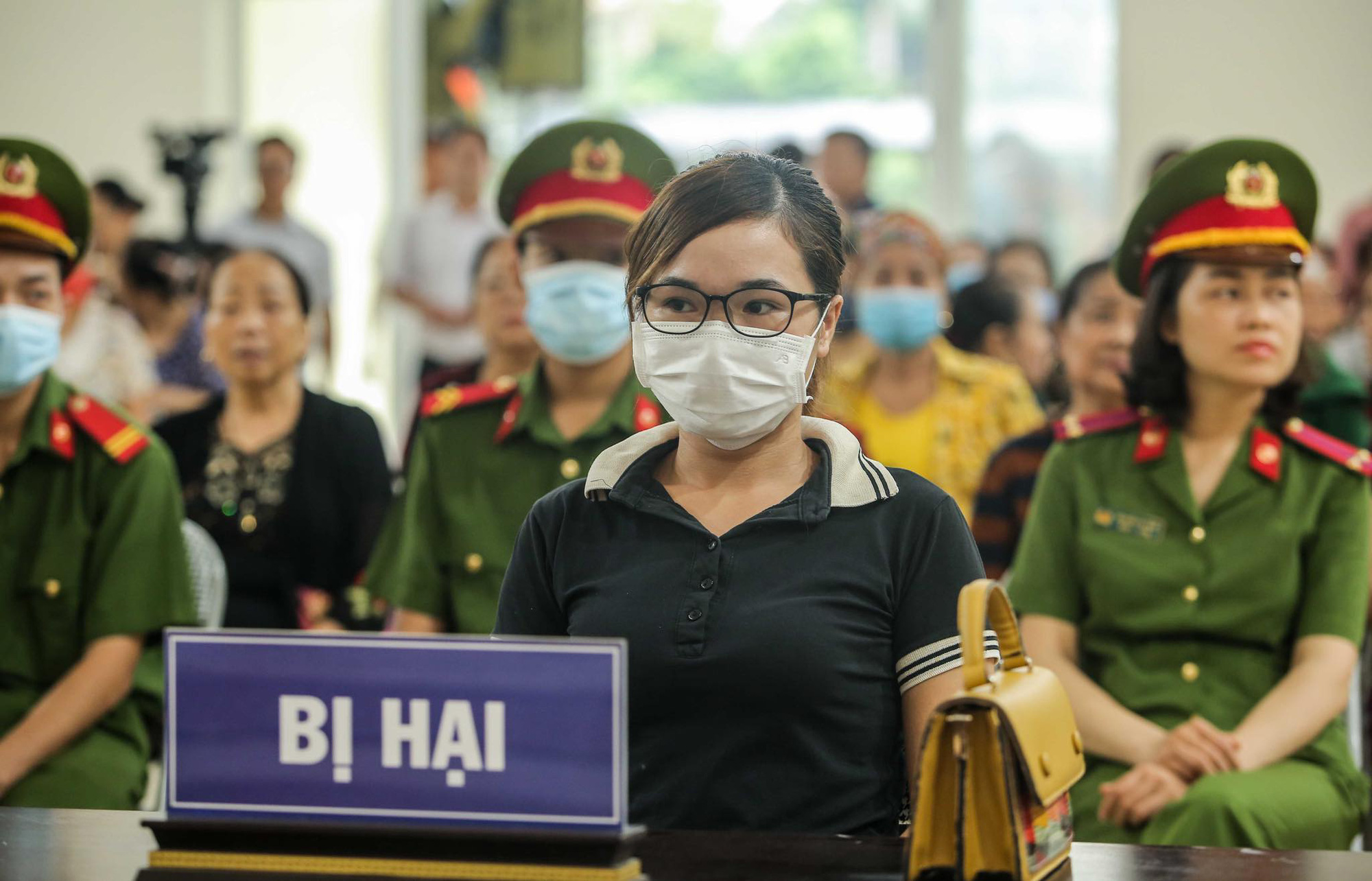H&agrave;ng trăm người theo d&otilde;i phi&ecirc;n t&ograve;a chủ qu&aacute;n nướng bắt kh&aacute;ch quỳ xin lỗi - Ảnh 6.