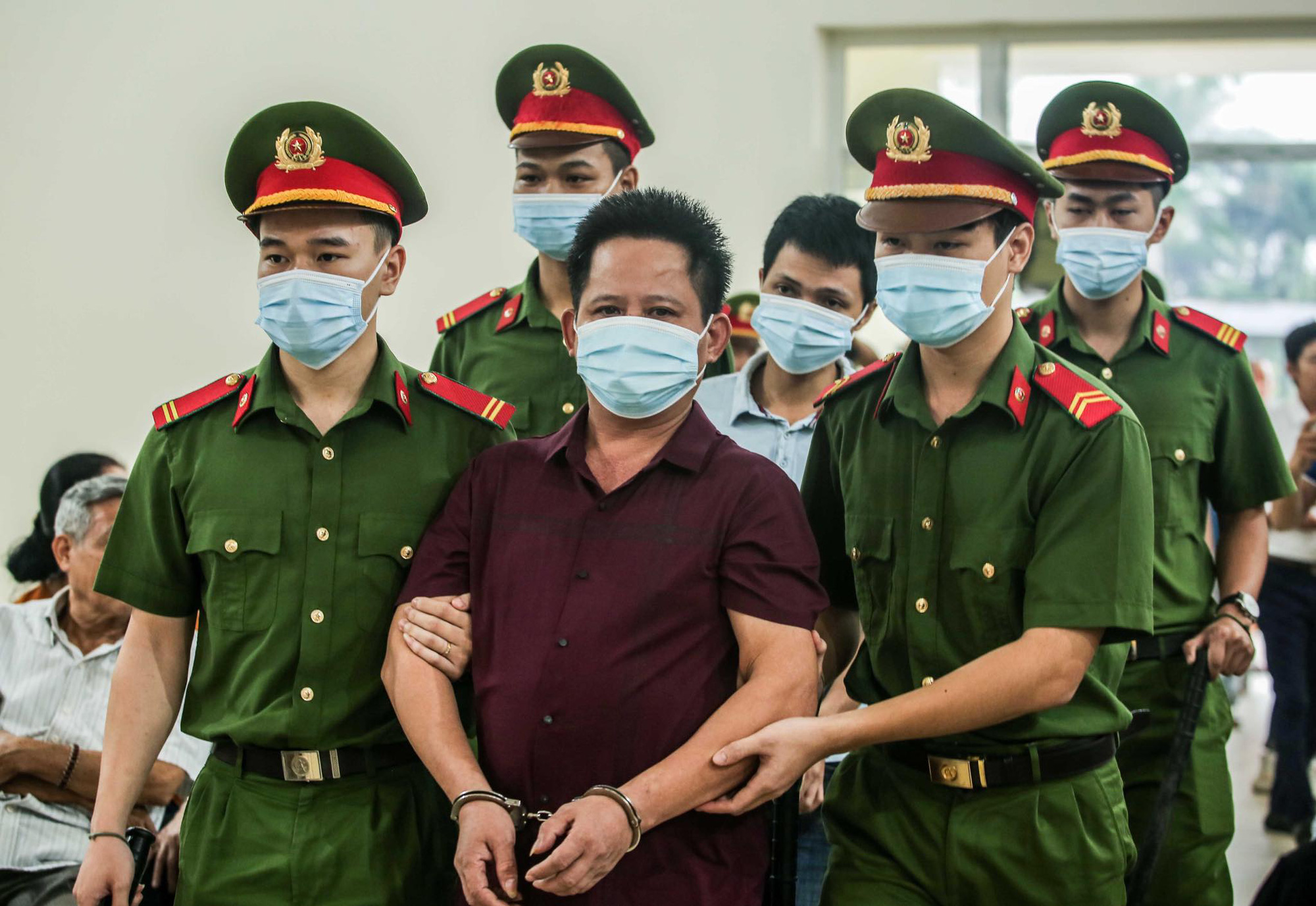 Chủ quán nướng bắt nữ khách quỳ xin lỗi lĩnh 12 tháng tù