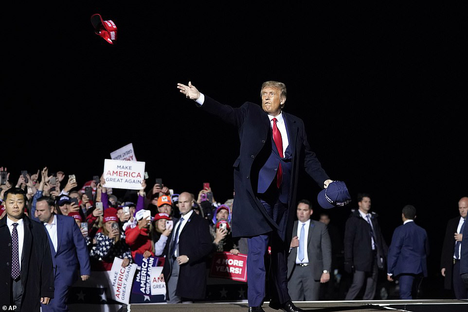 N&Oacute;NG: Tổng thống Donald Trump v&agrave; vợ mắc Covid-19 - Ảnh 5.