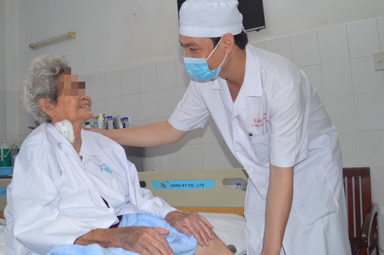 Nhờ phương pháp mới, cụ bà 85 tuổi gãy 2 xương đùi bình phục ngoạn mục