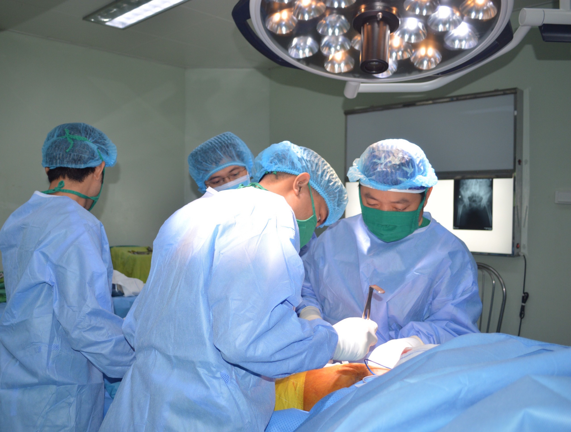 Nhờ phương ph&aacute;p mới, cụ b&agrave; 85 tuổi g&atilde;y 2 xương đ&ugrave;i b&igrave;nh phục ngoạn mục - Ảnh 1.