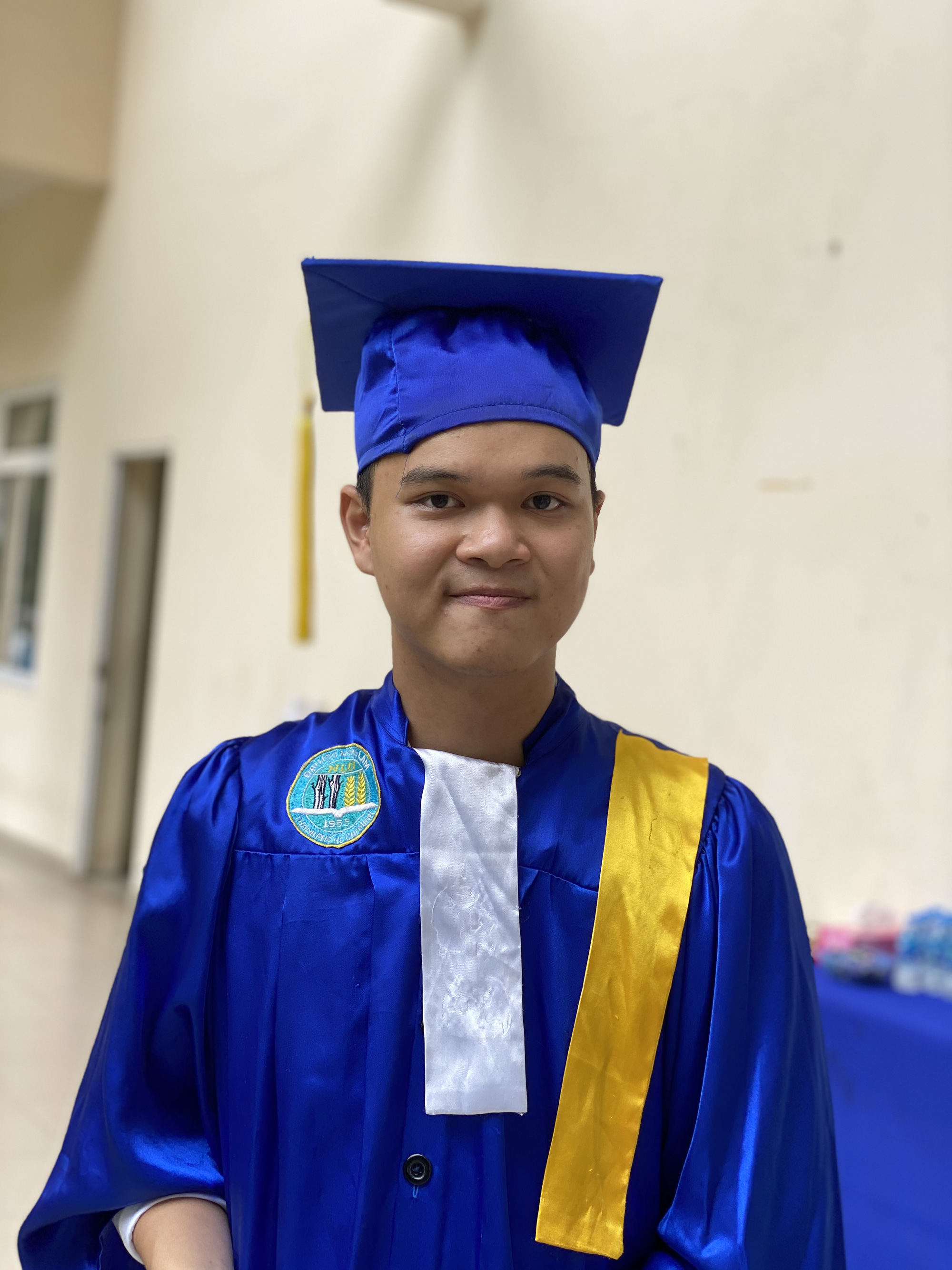 Nam sinh viên thủ khoa đầu vào, tốt nghiệp xuất sắc - Ảnh 1.