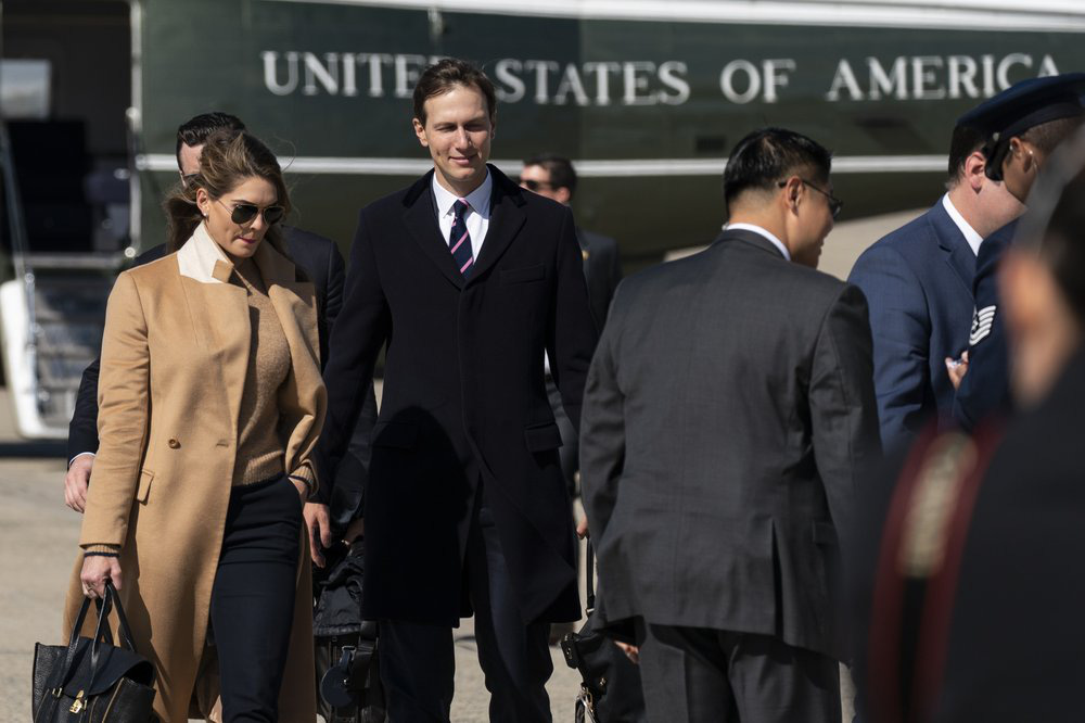 Nữ cố vấn xinh đẹp mắc Covid-19, &ocirc;ng Trump v&agrave; vợ nhanh ch&oacute;ng x&eacute;t nghiệm - Ảnh 2.