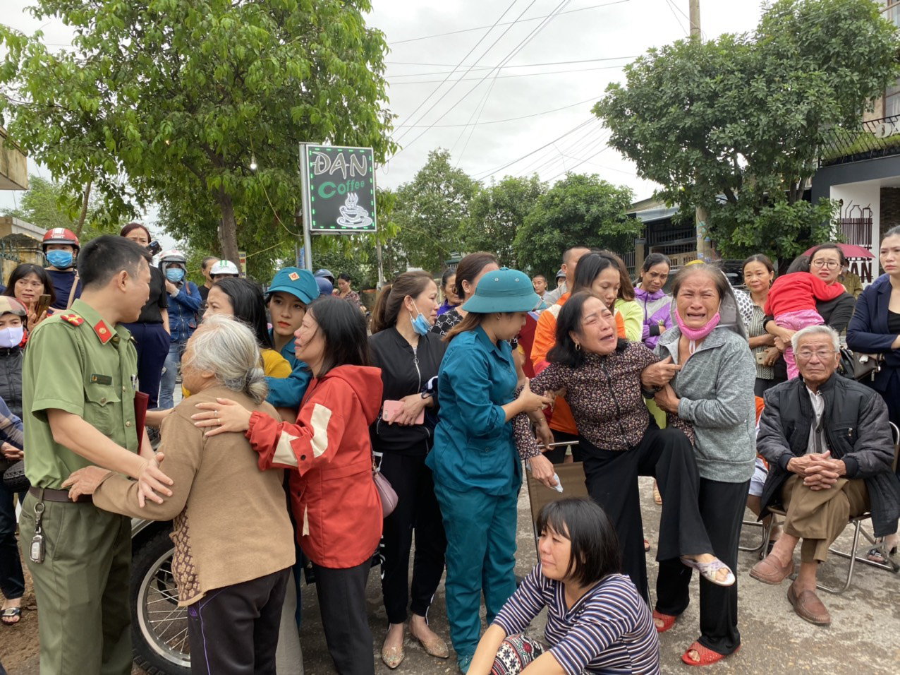 Vụ 22 c&aacute;n bộ, chiến sĩ bị v&ugrave;i lấp: Ng&agrave;y của nước mắt! - Ảnh 1.