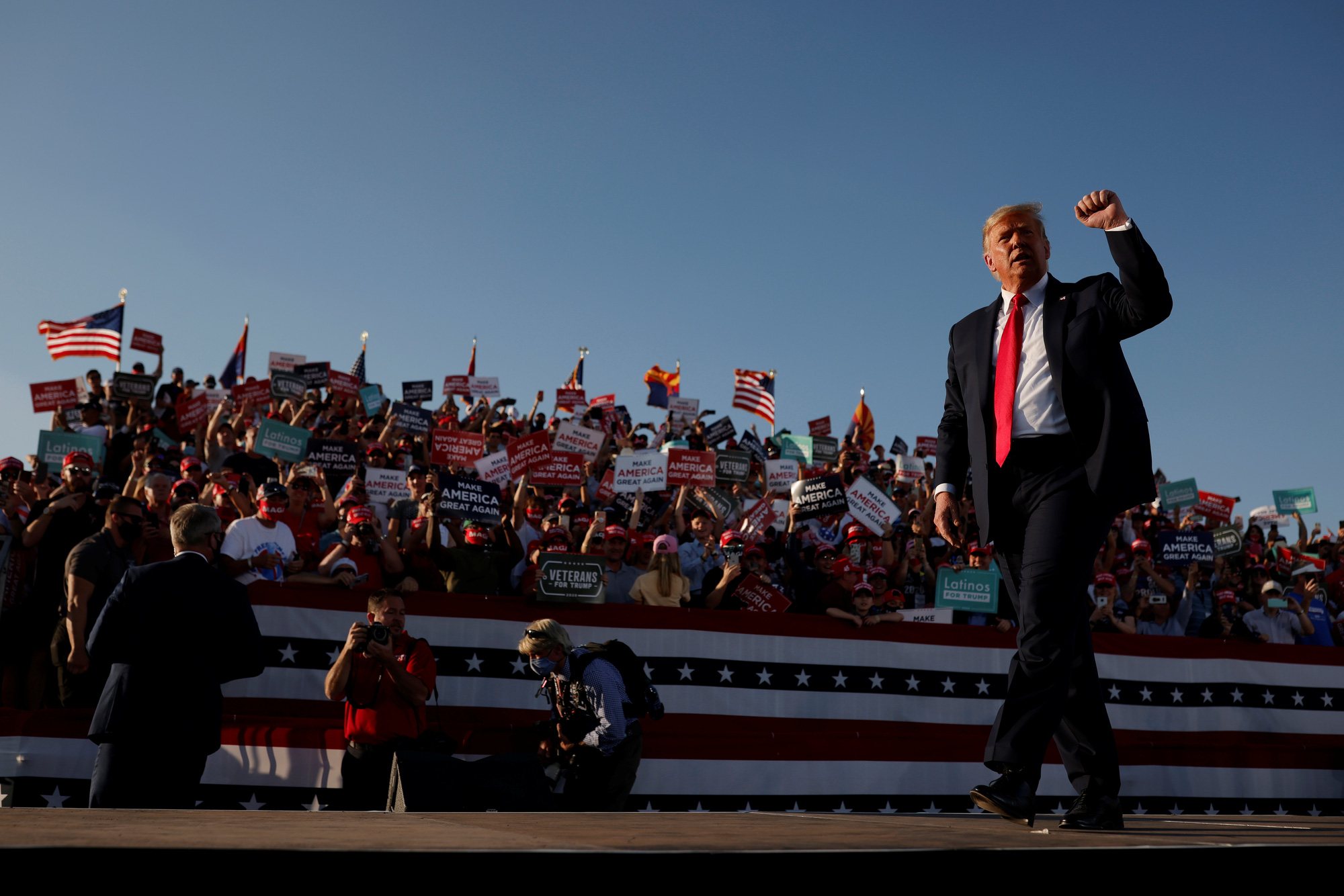 Đua với ông Joe Biden, Tổng thống Donald Trump "chạy nước rút"