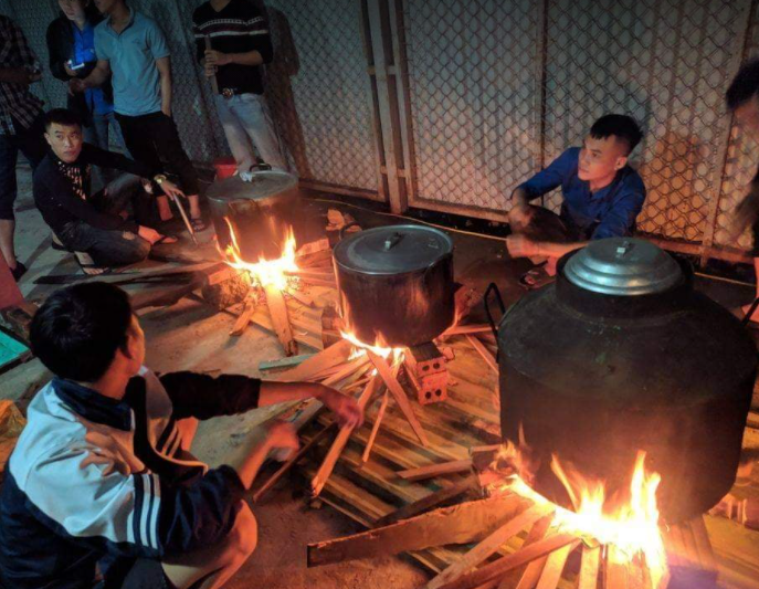 Cảm động người dân Nghệ An thức trắng đêm nấu bánh chưng gửi vào vùng lũ - Ảnh 1.