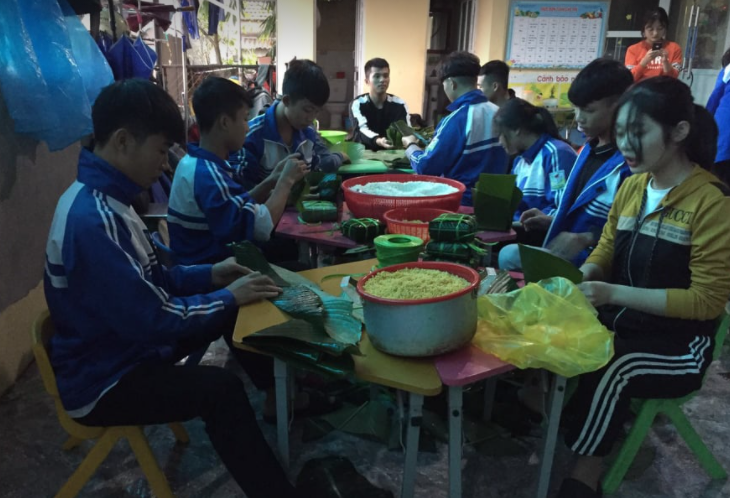 Cảm động người dân Nghệ An thức trắng đêm nấu bánh chưng gửi vào vùng lũ - Ảnh 2.