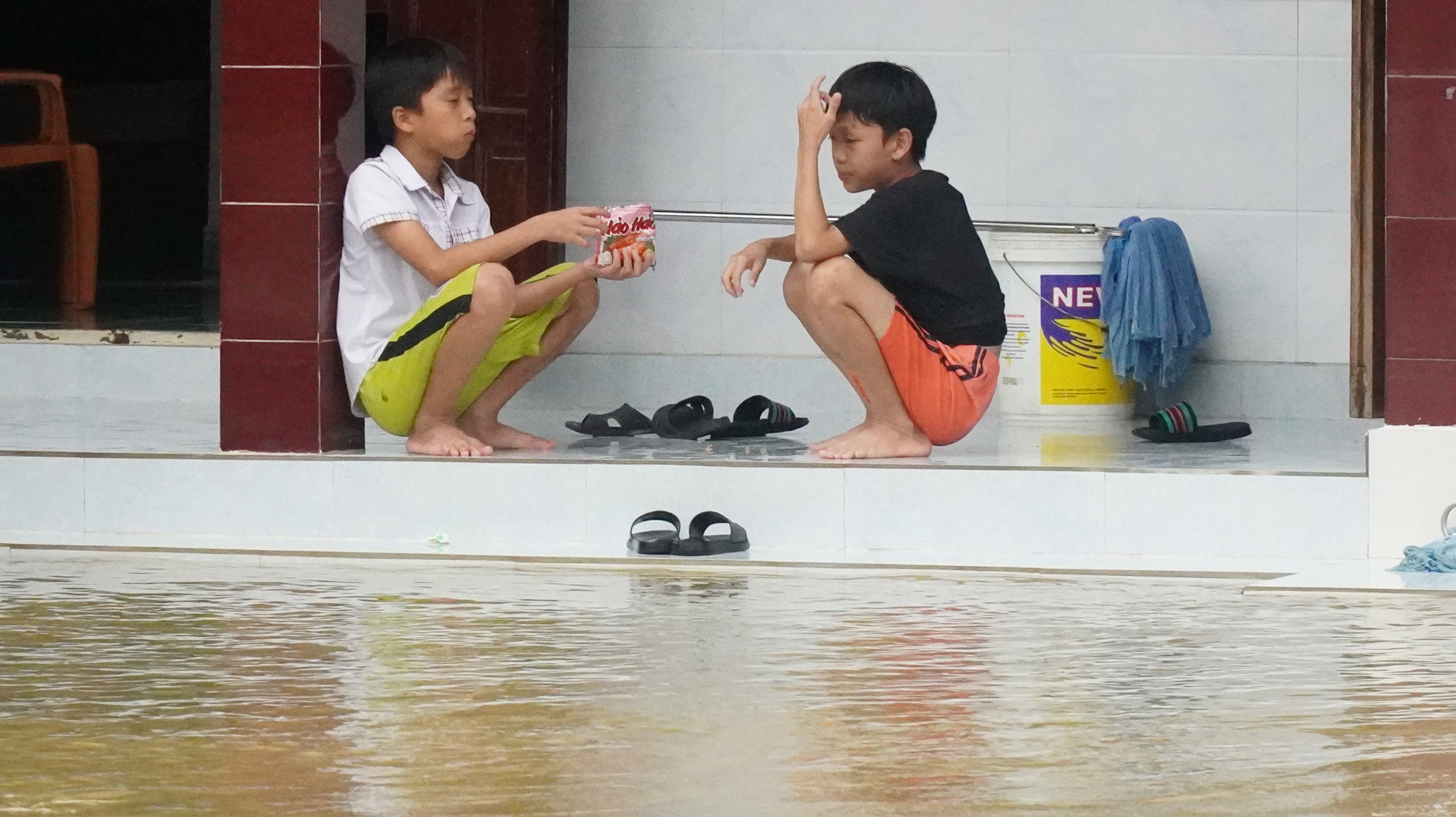 Quảng Trị chìm trong lũ lịch sử, hai đứa trẻ chia nhau gói mì