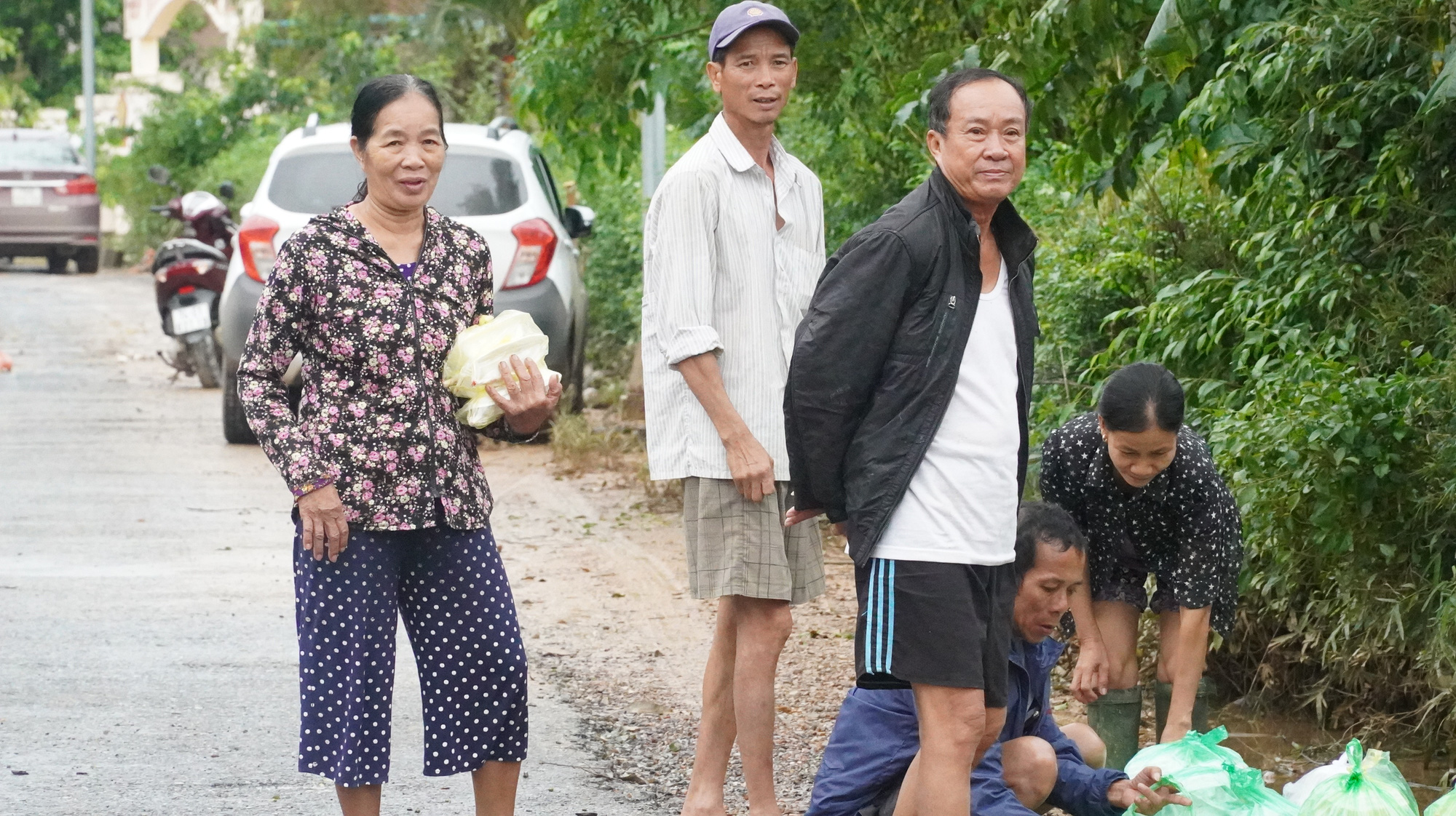 Quảng Trị ch&igrave;m trong lũ lịch sử, hai đứa trẻ chia nhau g&oacute;i m&igrave; - Ảnh 7.