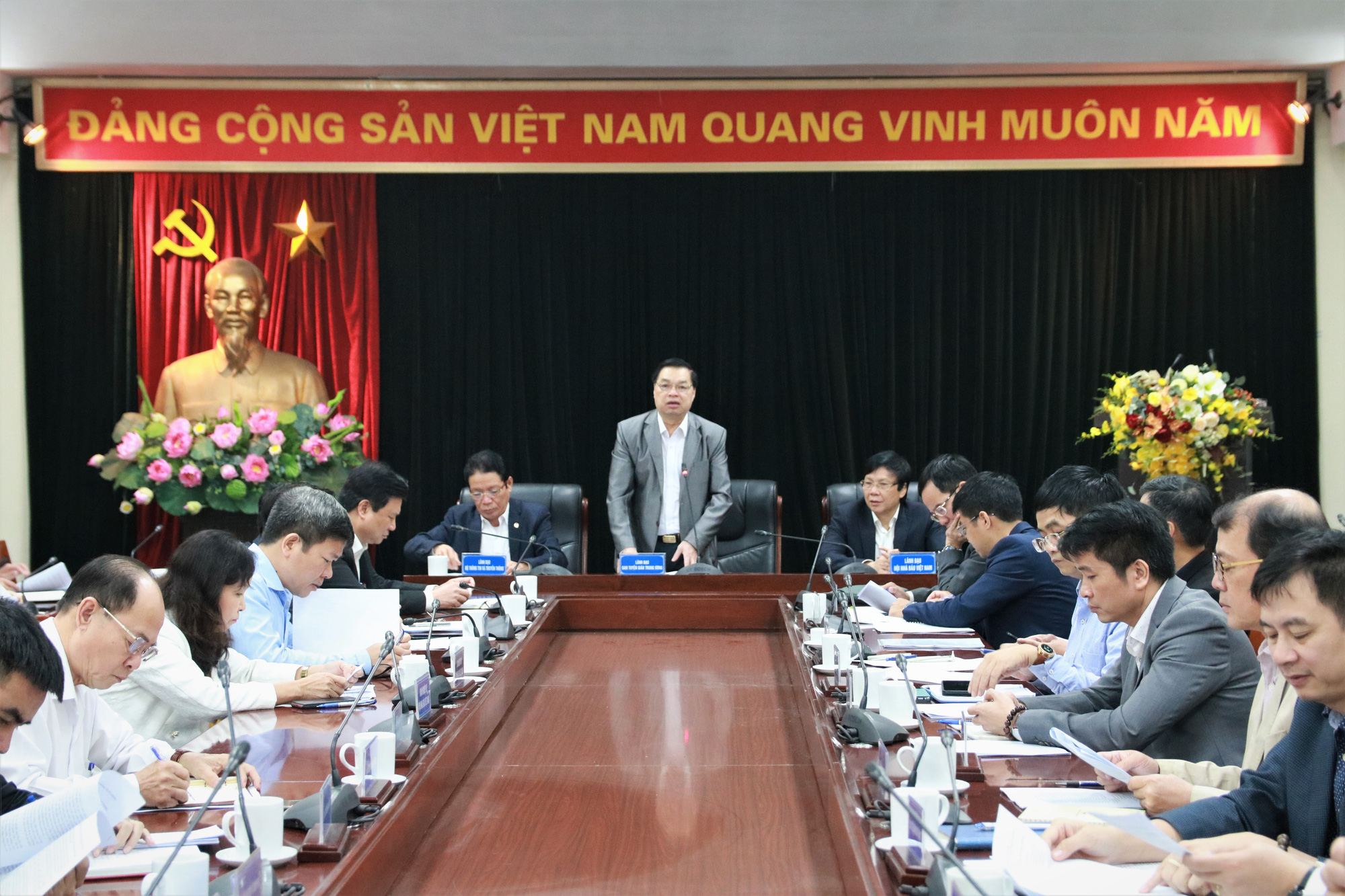 Hội nghị giao ban b&aacute;o ch&iacute; quy&ecirc;n g&oacute;p ủng hộ đồng b&agrave;o miền Trung bị mưa lũ - Ảnh 1.