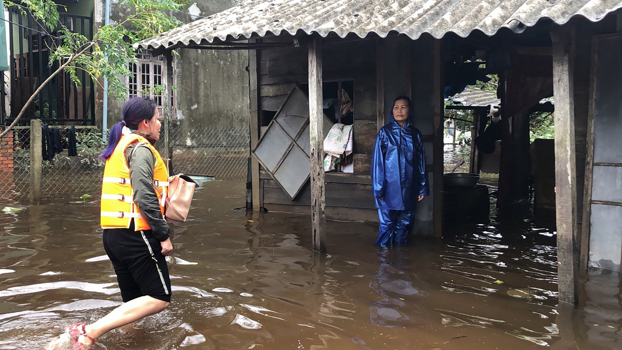 Quảng Trị ch&igrave;m trong lũ lịch sử, hai đứa trẻ chia nhau g&oacute;i m&igrave; - Ảnh 8.