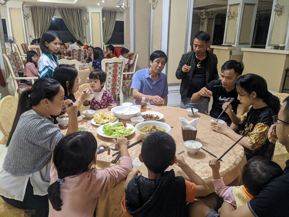 Chạy lũ, hàng trăm người dân được ăn, ở miễn phí tại khách sạn