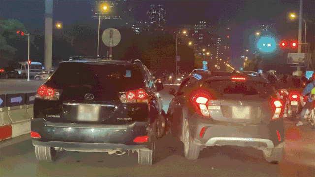 CLIP: Hai xế hộp rượt đuổi, ch&egrave;n &eacute;p nhau như phim h&agrave;nh động ngay tr&ecirc;n phố - Ảnh 2.