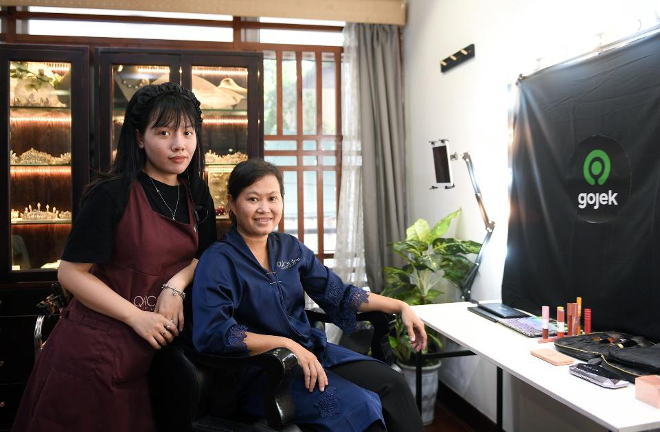 M&agrave;n trang điểm &ldquo;lột x&aacute;c&rdquo; của c&aacute;c nữ đối t&aacute;c t&agrave;i xế Gojek trong ng&agrave;y 20-10 - Ảnh 1.