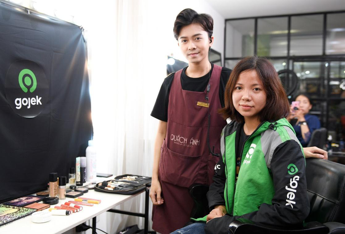 M&agrave;n trang điểm &ldquo;lột x&aacute;c&rdquo; của c&aacute;c nữ đối t&aacute;c t&agrave;i xế Gojek trong ng&agrave;y 20-10 - Ảnh 2.