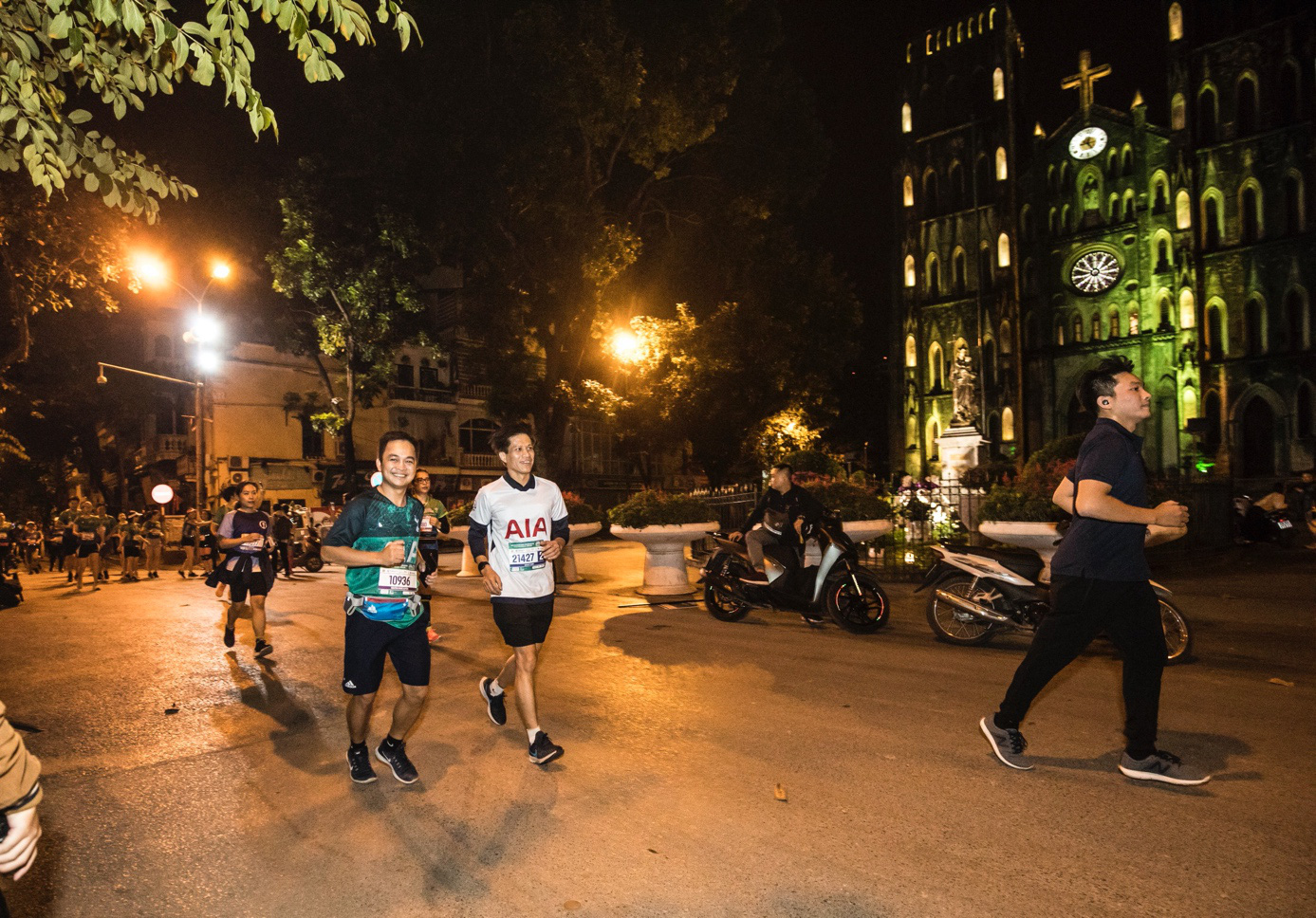 Dấu ấn AIA Việt Nam trên đường chạy VPBank Hanoi Marathon Asean 2020 - Ảnh 1.