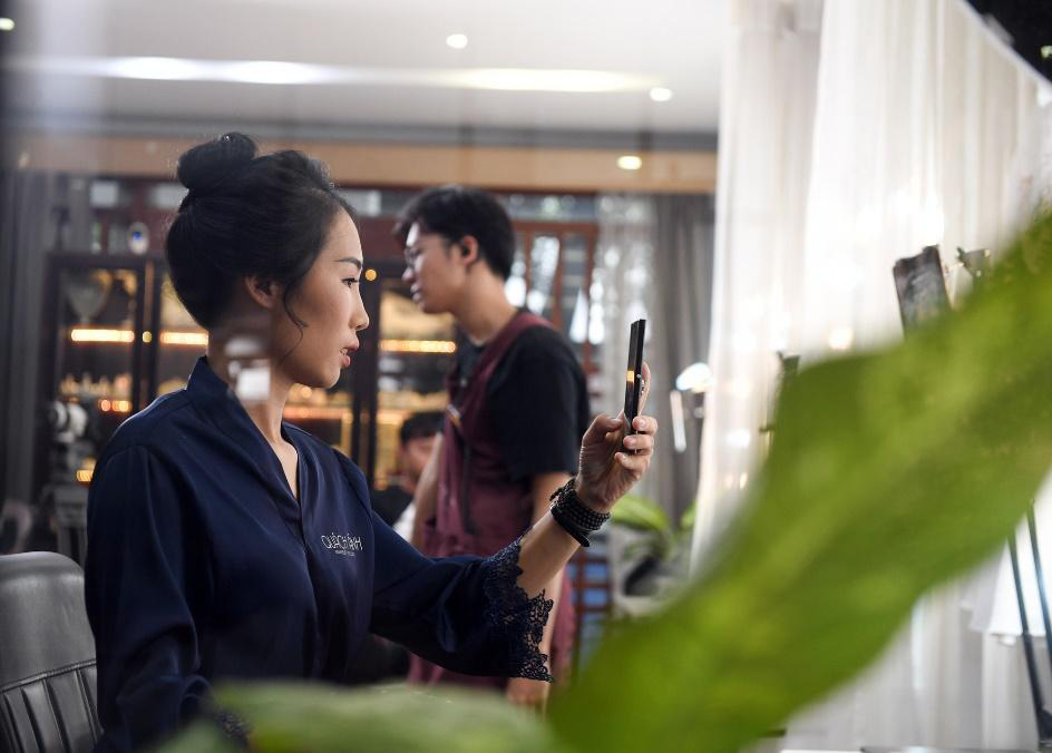 M&agrave;n trang điểm &ldquo;lột x&aacute;c&rdquo; của c&aacute;c nữ đối t&aacute;c t&agrave;i xế Gojek trong ng&agrave;y 20-10 - Ảnh 11.