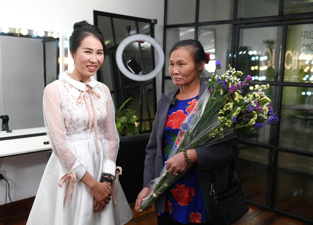 M&agrave;n trang điểm &ldquo;lột x&aacute;c&rdquo; của c&aacute;c nữ đối t&aacute;c t&agrave;i xế Gojek trong ng&agrave;y 20-10 - Ảnh 13.