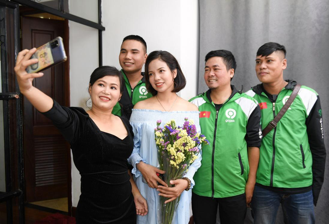 Màn trang điểm “lột xác” của các nữ đối tác tài xế Gojek trong ngày 20-10
