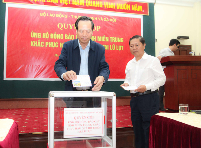 Bộ LĐ-TB-XH ph&aacute;t động quy&ecirc;n g&oacute;p ủng hộ đồng b&agrave;o c&aacute;c tỉnh miền Trung bị thi&ecirc;n tai, b&atilde;o lũ - Ảnh 1.