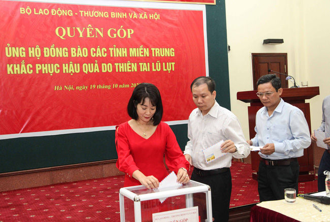Bộ LĐ-TB-XH ph&aacute;t động quy&ecirc;n g&oacute;p ủng hộ đồng b&agrave;o c&aacute;c tỉnh miền Trung bị thi&ecirc;n tai, b&atilde;o lũ - Ảnh 3.