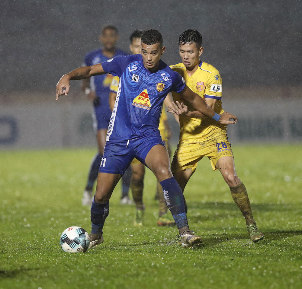 Kịch t&iacute;nh cuộc đua trụ hạng V-League 2020 - Ảnh 2.
