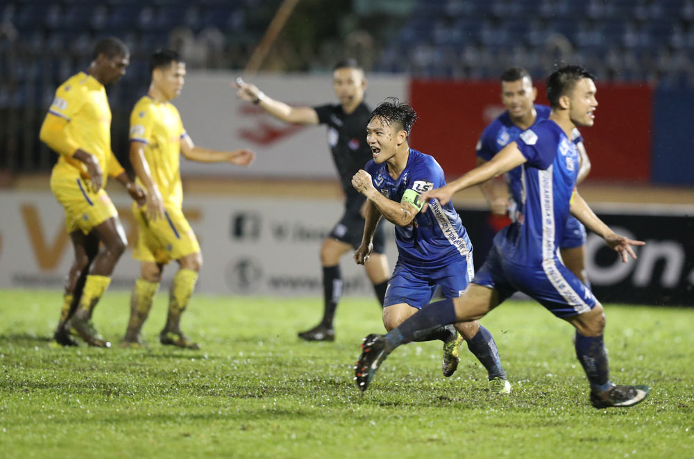 Kịch tính cuộc đua trụ hạng V-League 2020