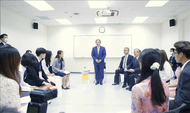 Thủ tướng Nhật Bản kể với sinh vi&ecirc;n Việt Nam về thời ni&ecirc;n thiếu của m&igrave;nh - Ảnh 1.