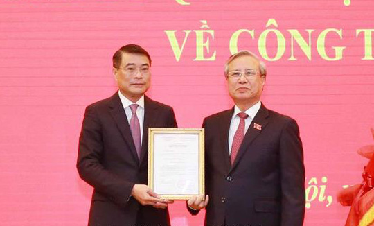 Ông Trần Quốc Vượng trao quyết định của Bộ Chính trị cho Thống đốc Lê Minh Hưng