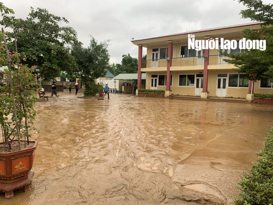 Quảng Bình: Rác thải, bùn đất chất từng lớp ‘bủa vây” trường lớp sau khi lũ rút - Ảnh 2.