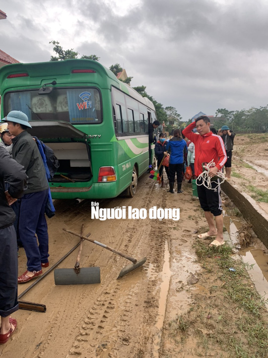 Quảng Bình: Rác thải, bùn đất chất từng lớp ‘bủa vây” trường lớp sau khi lũ rút - Ảnh 10.