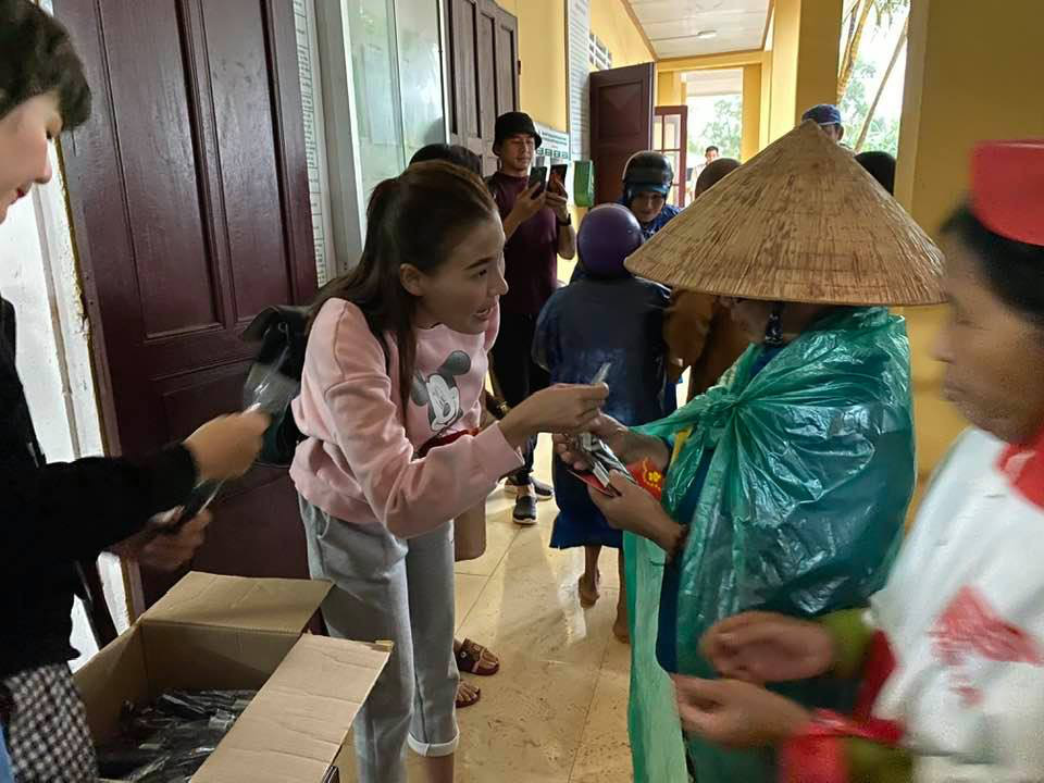 Nghệ sĩ Ho&agrave;i Linh g&oacute;p sức hỗ trợ người d&acirc;n v&ugrave;ng lũ miền Trung - Ảnh 6.