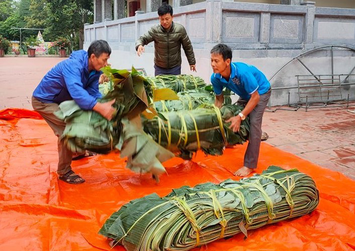 Thức thâu đêm gói hàng chục ngàn chiếc bánh chưng gửi đồng bào miền Trung - Ảnh 5.