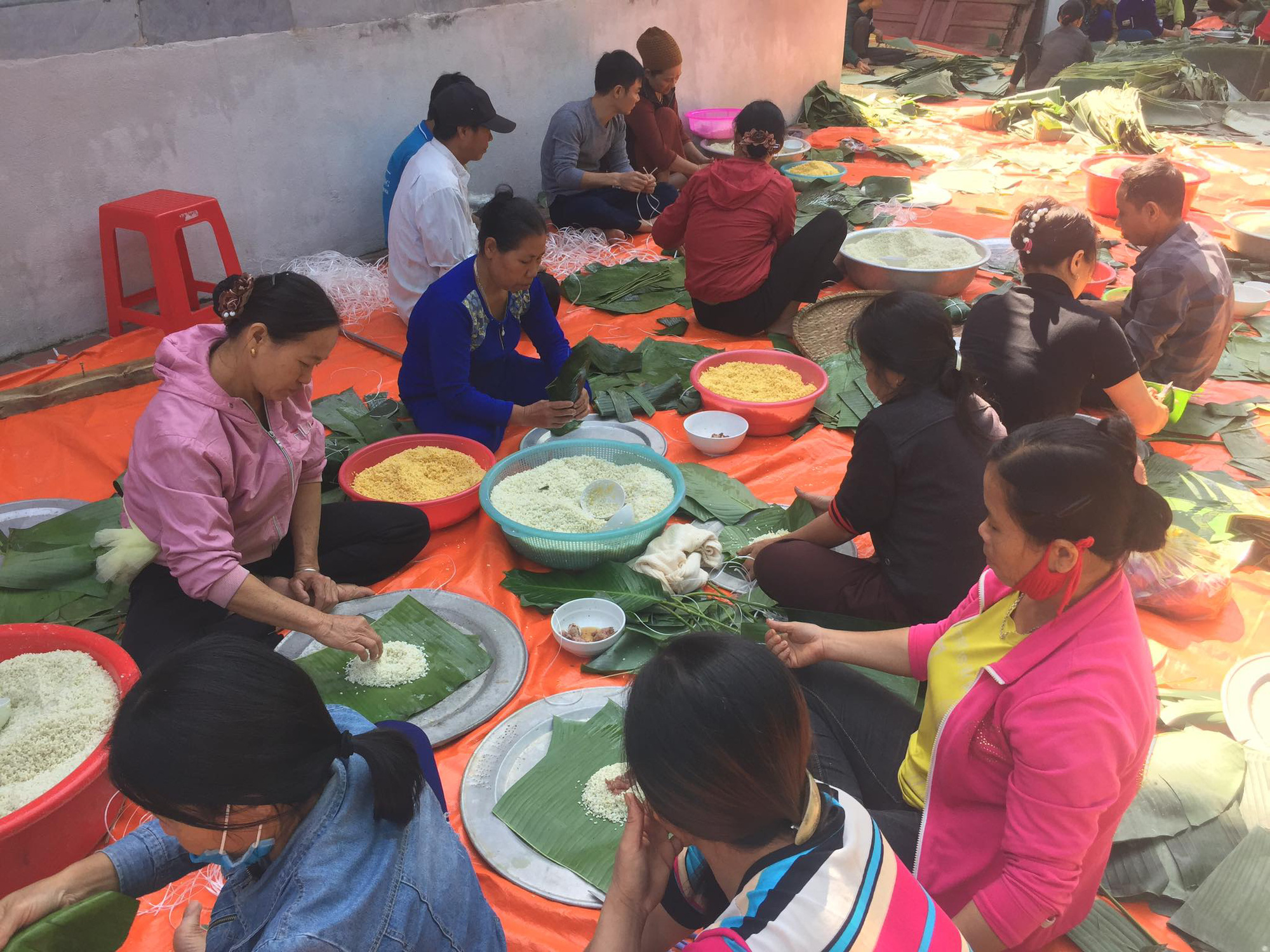 Thức thâu đêm gói hàng chục ngàn chiếc bánh chưng gửi đồng bào miền Trung - Ảnh 1.