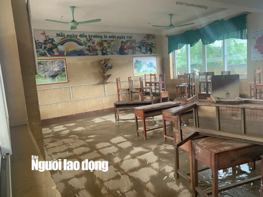 Quảng Bình: Rác thải, bùn đất chất từng lớp ‘bủa vây” trường lớp sau khi lũ rút - Ảnh 11.