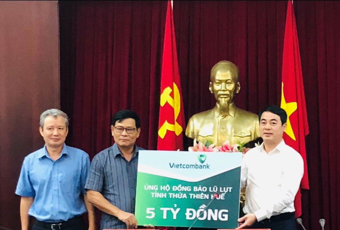 Vietcombank ủng hộ 11 tỉ đồng chung tay cùng đồng bào miền Trung