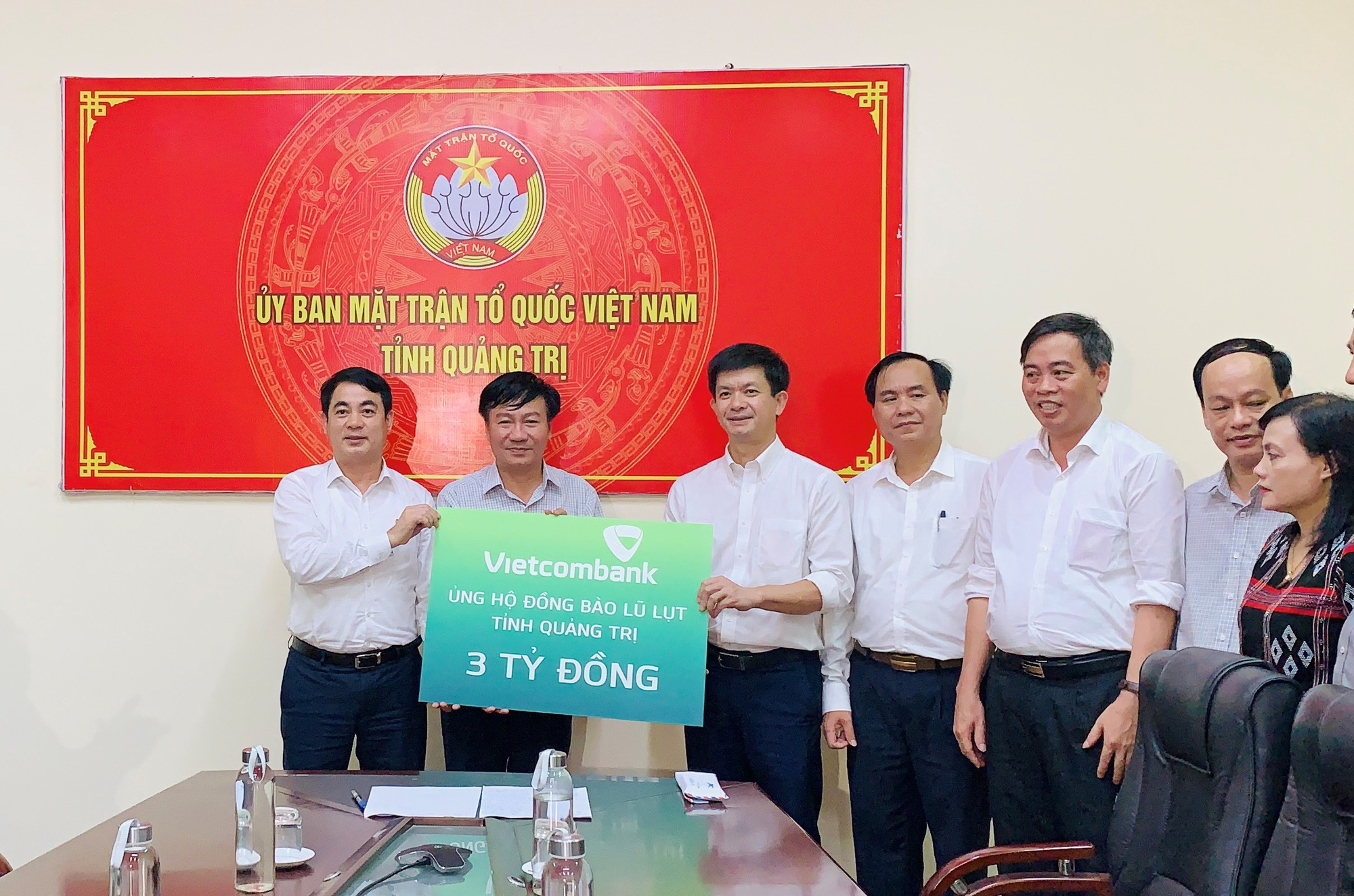Vietcombank ủng hộ 11 tỉ đồng chung tay c&ugrave;ng đồng b&agrave;o miền Trung - Ảnh 2.