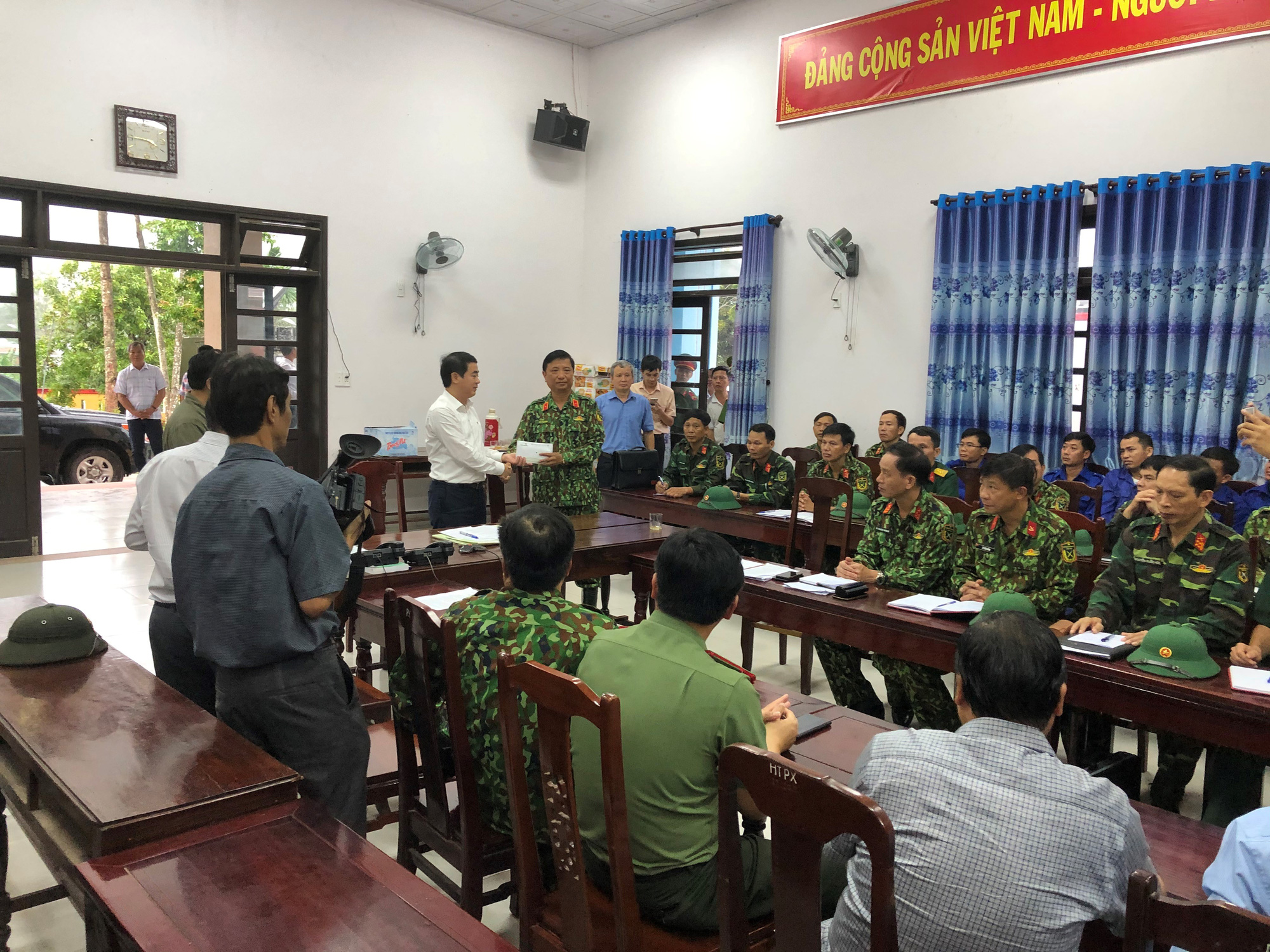 Vietcombank ủng hộ 11 tỉ đồng chung tay c&ugrave;ng đồng b&agrave;o miền Trung - Ảnh 4.