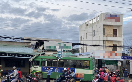 Xe bu&yacute;t lao v&agrave;o nh&agrave; thuốc v&agrave; qu&aacute;n cơm, nhiều người chạy t&aacute;n loạn - Ảnh 1.